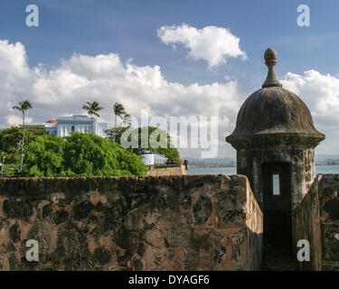 San Juan, Puert Rico, noi. 28 mar 2005. La Fortaleza, noto anche come il Palacio de Santa Catalina, visto dalla vecchia San Juan city wall, incorniciato da una garita (garitta). L'attuale residenza ufficiale del Governatore di Puerto Rico, è stato costruito nel 1533 come una fortezza per difendere il porto ed è il più antico palazzo del governatore ancora in uso nell'emisfero occidentale. Un grande palazzo ala con un impressionante stile neo-rinascimentale facciata è stato aggiunto nella metà del XIX secolo. © Arnold Drapkin/ZUMAPRESS.com/Alamy Live News Foto Stock