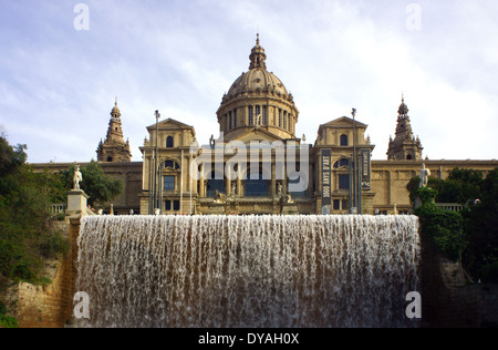 Barcelona, Spagna - 2014, 11 aprile: i turisti a guardare il panorama dalla facciata del MNAC, la Nazionale di Arte Catalana Museumh. Foto Stock