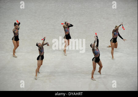 Pesaro, Italia. Xi Apr, 2014. La figura ginnastica ritmica World Cup Series. Il gruppo della Polonia in azione. Credito: Azione Sport Plus/Alamy Live News Foto Stock