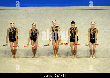 Pesaro, Italia. Xi Apr, 2014. La figura ginnastica ritmica World Cup Series. Il gruppo di italia in azione. Credito: Azione Sport Plus/Alamy Live News Foto Stock