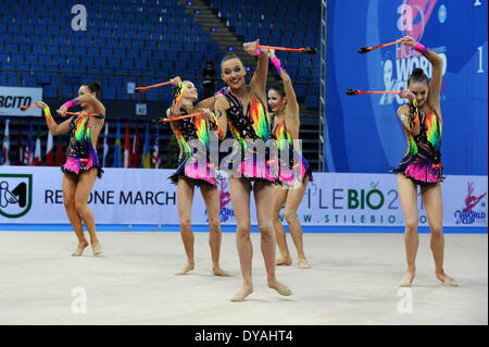 Pesaro, Italia. Xi Apr, 2014. La figura ginnastica ritmica World Cup Series. Il gruppo della Bielorussia in azione. Credito: Azione Sport Plus/Alamy Live News Foto Stock