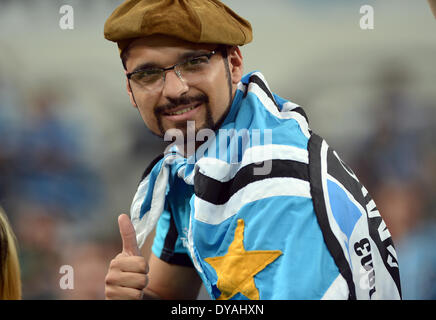 Porto Alegre, Brasile. Decimo Apr, 2014. PORTO ALEGRE, BRASILE -10 Aprile. Gremio sostenitore nel match tra Gremio e Naciona de Montevideol, per il gruppo 6 della Copa Libertadores de America, giocato all'Arena do Gremio Stadium on April 10, 2014 foto: Edu Andrade/Urbanandsport/Nurphoto © Edu Andrade/NurPhoto/ZUMAPRESS.com/Alamy Live News Foto Stock