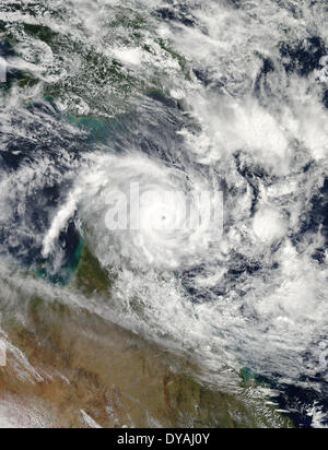 Immagine satellitare è stato preso dal Suomi NPP satellite strumento VIIRS mostra ciclone tropicale Ita 11 aprile 2014 off shore del Queensland, Australia. Il feroce categoria-tre tempesta ha colpito il Queensland del nord si snoda fino a 170km/h (105 mph). Foto Stock