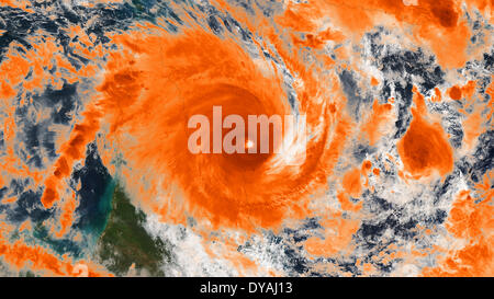 Immagine satellitare è stato preso dal Suomi NPP satellite strumento VIIRS mostra ciclone tropicale Ita 11 aprile 2014 off shore del Queensland, Australia. Il feroce categoria-tre tempesta ha colpito il Queensland del nord si snoda fino a 170km/h (105 mph). Foto Stock