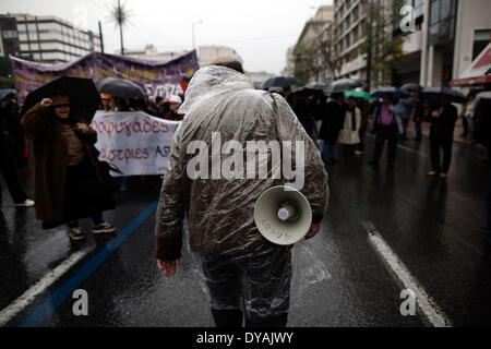 Atene, Grecia. Xi Apr, 2014. Protester porta un megafono durante la protesta del credito: Konstantinos Tsakalidis/Alamy Live News Foto Stock