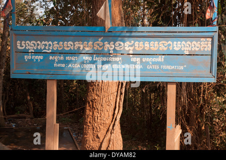 Bill e Melinda Gates Foundation segni in un bosco ceduo in zone di Mondulkiri Provincia, a nord-est della Cambogia Foto Stock