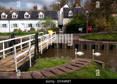 Droitwich Canal ponte girevole in vigne Park, Droitwich Spa, Worcestershire, England, Regno Unito Foto Stock