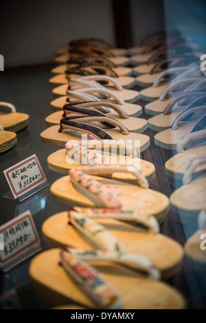 Tradizionale calzatura giapponese noto come Geta per la vendita nel mercato Nishiki, Kyoto. Foto Stock