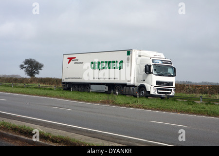 Un Cereuela carrello che viaggia lungo la A417 a doppia carreggiata in Cotswolds, Inghilterra Foto Stock