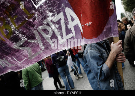 Atene, Grecia. Xi Apr, 2014. I dimostranti di manifestare contro la visita della Germania il Cancelliere Angela Merkel ad Atene il 11 aprile 2014. Merkel viaggi ad Atene per colloqui con il Primo Ministro Antonis SAMARAS, un giorno dopo la Grecia del primo bond in vendita in quattro anni è stato venduto. Credito: Konstantinos Tsakalidis/Alamy Live News Foto Stock