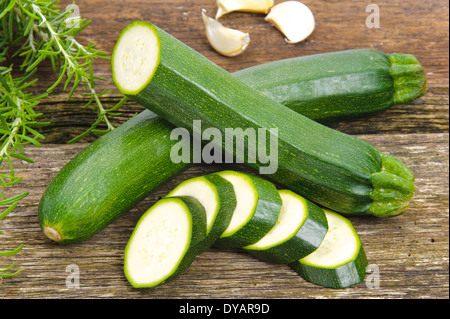 Zucchine Ortaggi sul vecchio tavolo in legno Foto Stock