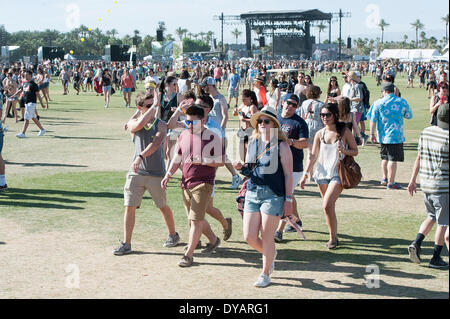 10 apr 2014 - Indio, California, Stati Uniti d'America - atmosfera generale del 2014 Coachella Music & Arts Festival che si svolge all'Impero Polo campo. I tre giorni del festival si richiamano migliaia di appassionati di vedere una varietà di artista in cinque diverse fasi. Copyright 2014 Jason Moore. (Credito Immagine: © Jason Moore/ZUMAPRESS.com) Foto Stock