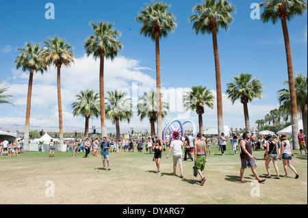 10 apr 2014 - Indio, California, Stati Uniti d'America - atmosfera generale del 2014 Coachella Music & Arts Festival che si svolge all'Impero Polo campo. I tre giorni del festival si richiamano migliaia di appassionati di vedere una varietà di artista in cinque diverse fasi. Copyright 2014 Jason Moore. (Credito Immagine: © Jason Moore/ZUMAPRESS.com) Foto Stock