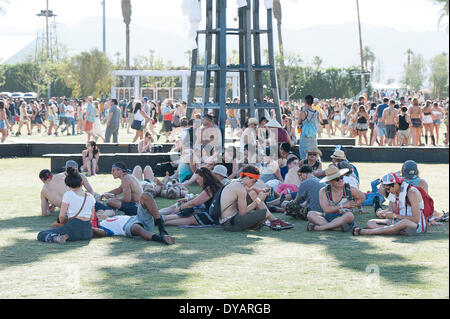 10 apr 2014 - Indio, California, Stati Uniti d'America - atmosfera generale del 2014 Coachella Music & Arts Festival che si svolge all'Impero Polo campo. I tre giorni del festival si richiamano migliaia di appassionati di vedere una varietà di artista in cinque diverse fasi. Copyright 2014 Jason Moore. (Credito Immagine: © Jason Moore/ZUMAPRESS.com) Foto Stock