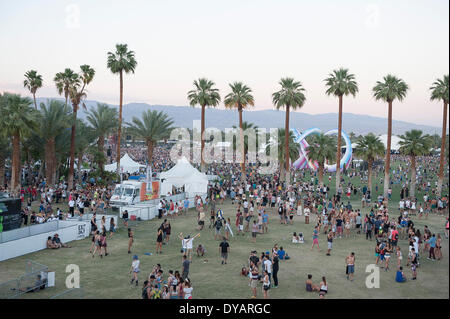 10 apr 2014 - Indio, California, Stati Uniti d'America - atmosfera generale del 2014 Coachella Music & Arts Festival che si svolge all'Impero Polo campo. I tre giorni del festival si richiamano migliaia di appassionati di vedere una varietà di artista in cinque diverse fasi. Copyright 2014 Jason Moore. (Credito Immagine: © Jason Moore/ZUMAPRESS.com) Foto Stock