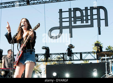 10 apr 2014 - Indio, California, Stati Uniti d'America - Musicisti HAIM esegue come parte del 2014 Coachella Music & Arts Festival che si svolge all'Impero Polo campo. I tre giorni del festival si richiamano migliaia di appassionati di vedere una varietà di artista in cinque diverse fasi. Copyright 2014 Jason Moore. (Credito Immagine: © Jason Moore/ZUMAPRESS.com) Foto Stock