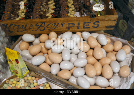 Mostra di uova di Pasqua in un negozio di Sydney, New South Wales, Australia Foto Stock