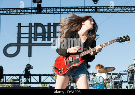 10 apr 2014 - Indio, California, Stati Uniti d'America - Musicisti HAIM esegue come parte del 2014 Coachella Music & Arts Festival che si svolge all'Impero Polo campo. I tre giorni del festival si richiamano migliaia di appassionati di vedere una varietà di artista in cinque diverse fasi. Copyright 2014 Jason Moore. (Credito Immagine: © Jason Moore/ZUMAPRESS.com) Foto Stock