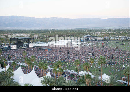 10 apr 2014 - Indio, California, Stati Uniti d'America - atmosfera generale del 2014 Coachella Music & Arts Festival che si svolge all'Impero Polo campo. I tre giorni del festival si richiamano migliaia di appassionati di vedere una varietà di artista in cinque diverse fasi. Copyright 2014 Jason Moore. (Credito Immagine: © Jason Moore/ZUMAPRESS.com) Foto Stock