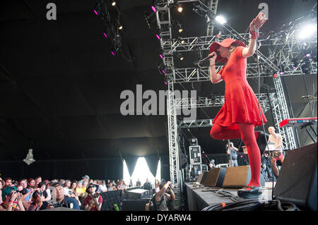 10 apr 2014 - Indio, California, Stati Uniti d'America - cantante AUSTRA suona dal vivo come parte del 2014 Coachella Music & Arts Festival che si svolge all'Impero Polo campo. I tre giorni del festival si richiamano migliaia di appassionati di vedere una varietà di artista in cinque diverse fasi. Copyright 2014 Jason Moore. (Credito Immagine: © Jason Moore/ZUMAPRESS.com) Foto Stock