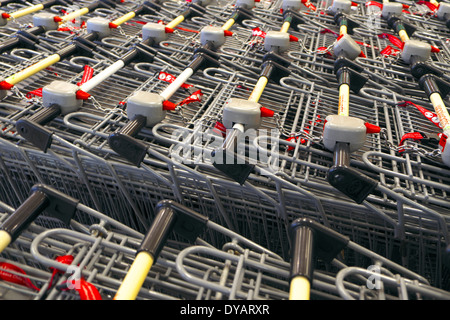 Carrelli per supermercati in un supermercato australiano Foto Stock