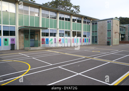 Edifici scolastici primari di Sydney e parco giochi, New South Wales, Australia, area giochi primaria all'aperto con linee di demarcazione Foto Stock