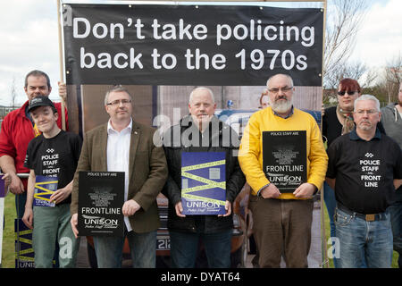 Aberdeen, Scozia Sabato 12 Aprile, 2014. Protesta all unisono SNP conferenza di primavera. Unison sono l'Unione in rappresentanza del personale di polizia in Scozia. La SNP proposta di chiudere l'Ufficio di polizia contatori o ridurre orari di apertura è stato progettato per ridurre le forze di polizia bilancio derivante in 120 personale di polizia posti ridondanti. Sebbene gli uffici rimangono, accesso del pubblico sarà ridotta o rimossa. Credito: Mar fotografico/Alamy Live News Foto Stock