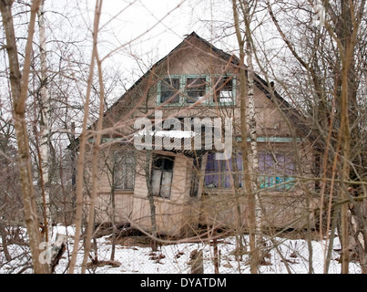 Vecchio rurale abbandonato casa in legno nel villaggio russo Foto Stock