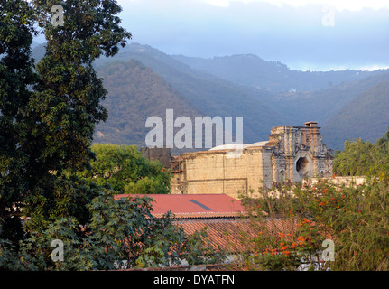 Le rovine del Convento di Santa Clara con una finestra ottagonale nella facciata a sud. Antigua Guatemala, Repubblica del Guatemala. Foto Stock
