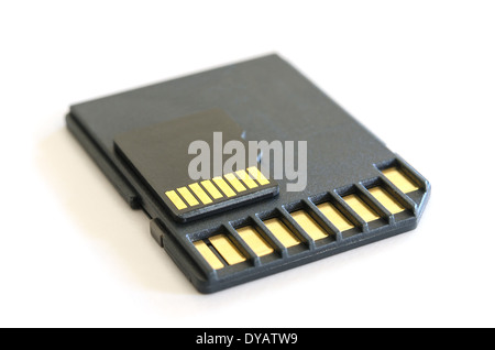 Lettore di schede SD adattatore nero e una scheda di memoria microSD isolato su bianco con ombra Foto Stock