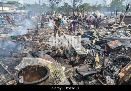 Dimapur, India. Xii Apr, 2014. Indian residenti recuperare la loro appartenenza dopo un incendio senza visceri giù molte case residenziali al segnale Bosti in Dimapur, India nord orientale di stato del Nagaland, sabato 12 aprile, 2014. Migliaia di persone sono state rese senzatetto nelle prime ore del mattino inferno in un luogo residenziale, funzionario detto. Credito: Caisii Mao/NurPhoto/ZUMAPRESS.com/Alamy Live News Foto Stock