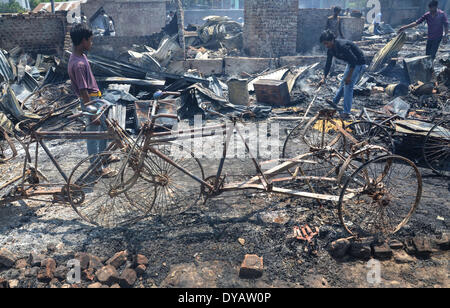 Dimapur, India. Xii Apr, 2014. Indian residenti recuperare la loro appartenenza dopo un incendio senza visceri giù molte case residenziali al segnale Bosti in Dimapur, India nord orientale di stato del Nagaland, sabato 12 aprile, 2014. Migliaia di persone sono state rese senzatetto nelle prime ore del mattino inferno in un luogo residenziale, funzionario detto. Credito: Caisii Mao/NurPhoto/ZUMAPRESS.com/Alamy Live News Foto Stock