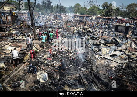 Dimapur, India. Xii Apr, 2014. Indian residenti recuperare la loro appartenenza dopo un incendio senza visceri giù molte case residenziali al segnale Bosti in Dimapur, India nord orientale di stato del Nagaland, sabato 12 aprile, 2014. Migliaia di persone sono state rese senzatetto nelle prime ore del mattino inferno in un luogo residenziale, funzionario detto. Credito: Caisii Mao/NurPhoto/ZUMAPRESS.com/Alamy Live News Foto Stock