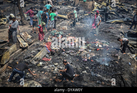 Dimapur, India. Xii Apr, 2014. Indian residenti recuperare la loro appartenenza dopo un incendio senza visceri giù molte case residenziali al segnale Bosti in Dimapur, India nord orientale di stato del Nagaland, sabato 12 aprile, 2014. Migliaia di persone sono state rese senzatetto nelle prime ore del mattino inferno in un luogo residenziale, funzionario detto. Credito: Caisii Mao/NurPhoto/ZUMAPRESS.com/Alamy Live News Foto Stock