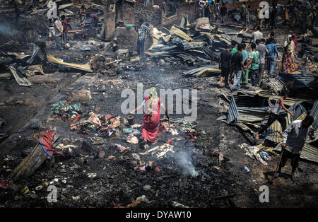 Dimapur, India. Xii Apr, 2014. Indian residenti recuperare la loro appartenenza dopo un incendio senza visceri giù molte case residenziali al segnale Bosti in Dimapur, India nord orientale di stato del Nagaland, sabato 12 aprile, 2014. Migliaia di persone sono state rese senzatetto nelle prime ore del mattino inferno in un luogo residenziale, funzionario detto. Credito: Caisii Mao/NurPhoto/ZUMAPRESS.com/Alamy Live News Foto Stock