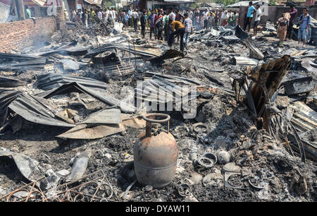 Dimapur, India. Xii Apr, 2014. Indian residenti recuperare la loro appartenenza dopo un incendio senza visceri giù molte case residenziali al segnale Bosti in Dimapur, India nord orientale di stato del Nagaland, sabato 12 aprile, 2014. Migliaia di persone sono state rese senzatetto nelle prime ore del mattino inferno in un luogo residenziale, funzionario detto. Credito: Caisii Mao/NurPhoto/ZUMAPRESS.com/Alamy Live News Foto Stock