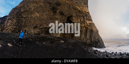 Basaltico del flusso di lava solidificata formando colonne in spiagge di Vik, Islanda Foto Stock