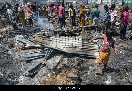 Dimapur, India. Xii Apr, 2014. Indian residenti recuperare la loro appartenenza dopo un incendio senza visceri giù molte case residenziali al segnale Bosti in Dimapur, India nord orientale di stato del Nagaland, sabato 12 aprile, 2014. Migliaia di persone sono state rese senzatetto nelle prime ore del mattino inferno in un luogo residenziale, funzionario detto. Credito: Caisii Mao/NurPhoto/ZUMAPRESS.com/Alamy Live News Foto Stock