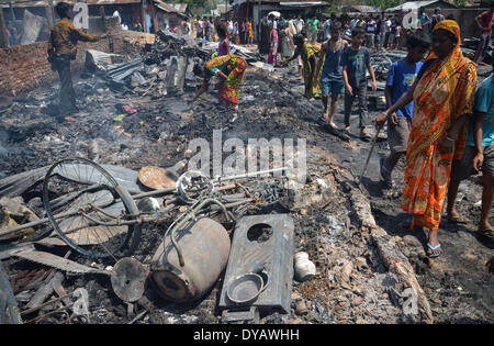 Dimapur, India. Xii Apr, 2014. Indian residenti recuperare la loro appartenenza dopo un incendio senza visceri giù molte case residenziali al segnale Bosti in Dimapur, India nord orientale di stato del Nagaland, sabato 12 aprile, 2014. Migliaia di persone sono state rese senzatetto nelle prime ore del mattino inferno in un luogo residenziale, funzionario detto. Credito: Caisii Mao/NurPhoto/ZUMAPRESS.com/Alamy Live News Foto Stock