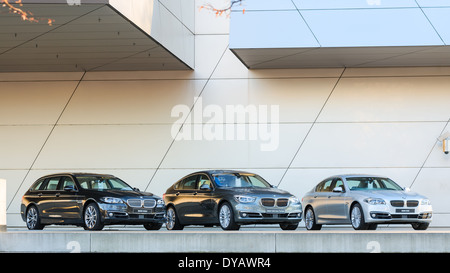 Tutta la nuova linea di modelli di potente BMW 535 famiglia e classi business. Tre bagnate dopo la pioggia cars - la serie completa. Foto Stock