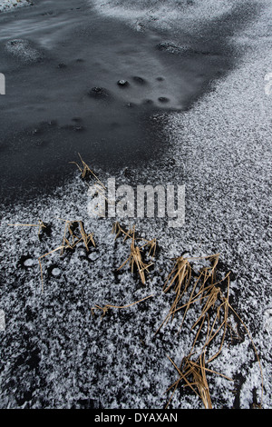 Deboli nevicate oltre un nuovo strato scuro di ceneri vulcaniche, Islanda Foto Stock