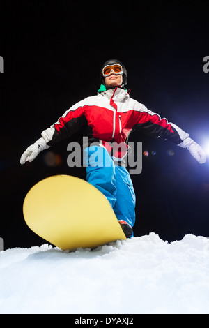 Giovani snowboarder indossa maschera da sci pronto a slitta Foto Stock