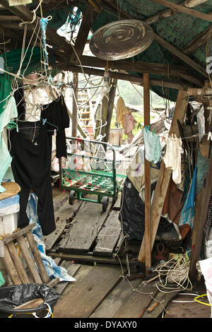 Pesca disordinata Shack In 'Tai O' Cinese tradizionale villaggio di pescatori, l'Isola di Lantau, Hong Kong. Foto Stock