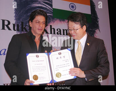 Diphu, India. Xi Apr, 2014. Indiano attore di Bollywood Shah Rukh Khan (L), che è designato come ambasciatore di benevolenza per la Corea del Sud nel prossimo anno dall Ambasciatore di Corea del Sud in India Joon-Gyu Lee, partecipa a una cerimonia speciale in Gurgaon, India, 11 aprile 2014. © Stringer/Xinhua/Alamy Live News Foto Stock