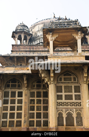 Tomba di Mohammed Ghaus,intricato Jali screenshot,pietra,a traliccio e Tansen famoso cantante,Gwalior,Madhya Pradesh,India Centrale Foto Stock