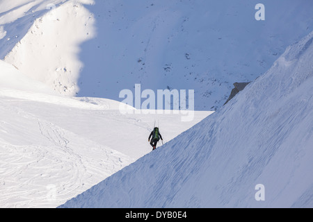 Uno sciatore discende dall'Aiguille du Midi (3842m) mountain top sopra Chamonix Mont Blanc, sciare a Vallee Blanche. Foto Stock