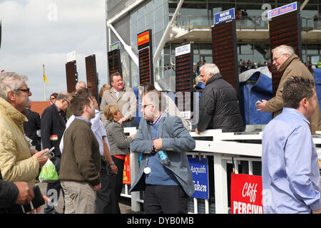 Newbury, Regno Unito. Xii Apr, 2014. Dubai Duty Free e nuova alle corse al giorno a Newbury Racecourse. Spettatori mettere le scommesse sul credito racing: Azione Plus sport/Alamy Live News Foto Stock