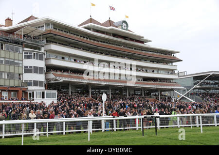 Newbury, Regno Unito. Xii Apr, 2014. Dubai Duty Free e nuova alle corse al giorno a Newbury Racecourse. La tribuna principale piena di spettatori Credito: Azione Sport Plus/Alamy Live News Foto Stock