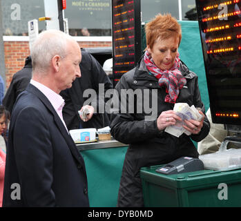 Newbury, Regno Unito. Xii Apr, 2014. Dubai Duty Free e nuova alle corse al giorno a Newbury Racecourse. Spettatori mettere le scommesse sul credito racing: Azione Plus sport/Alamy Live News Foto Stock