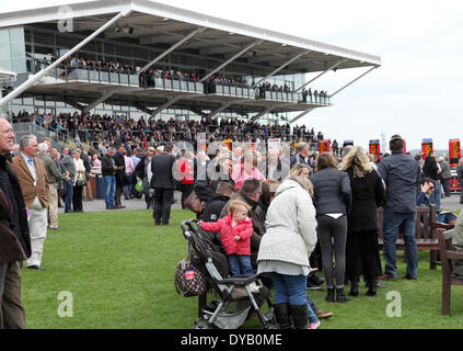 Newbury, Regno Unito. Xii Apr, 2014. Dubai Duty Free e nuova alle corse al giorno a Newbury Racecourse. La folla guarda il credito d'azione: Azione Plus sport/Alamy Live News Foto Stock